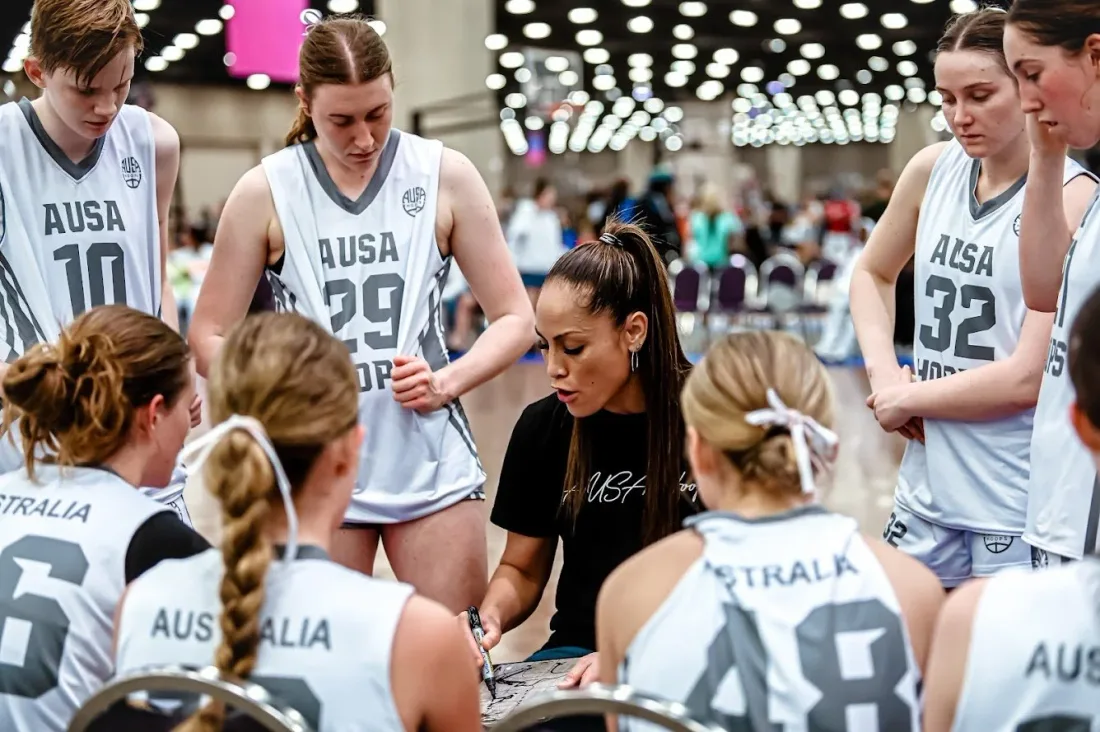 An AUSA Hoops coach drawing up a play in the huddle