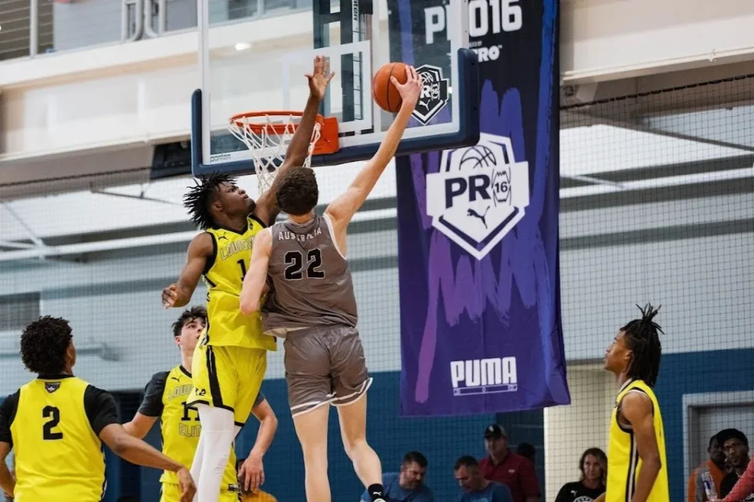 AUSA Hoops players contesting a shot at the rim