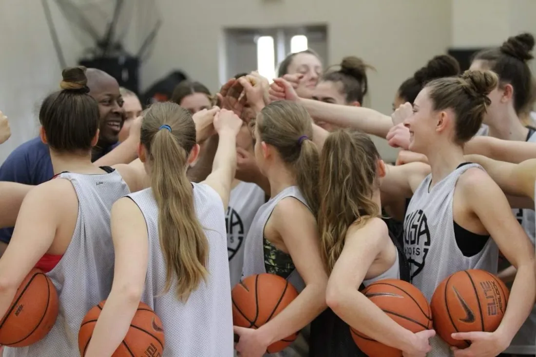 An AUSA Hoops team putting their hands in before tip-off